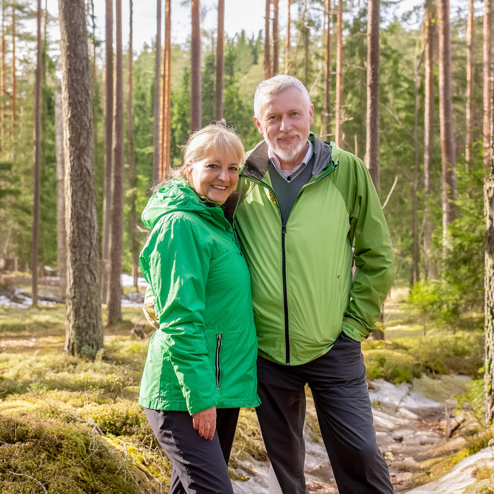 suomalainen pariskunta keväisessä metsässä