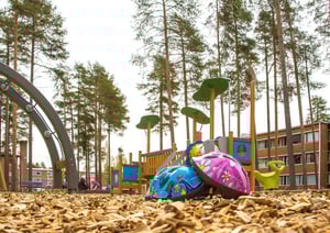 Leikkipaikkahake ja pyöräilykypärät.