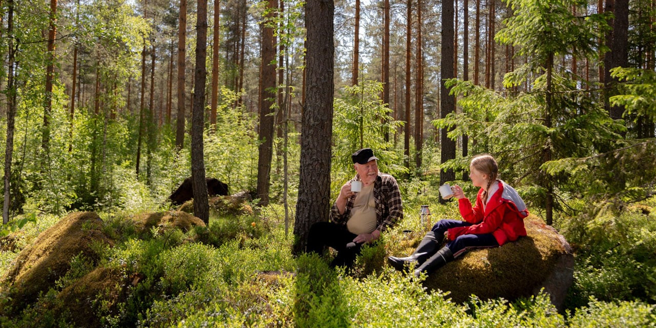 pappa-ja-tyttö-eväsretkellä-metsässä-1280x640