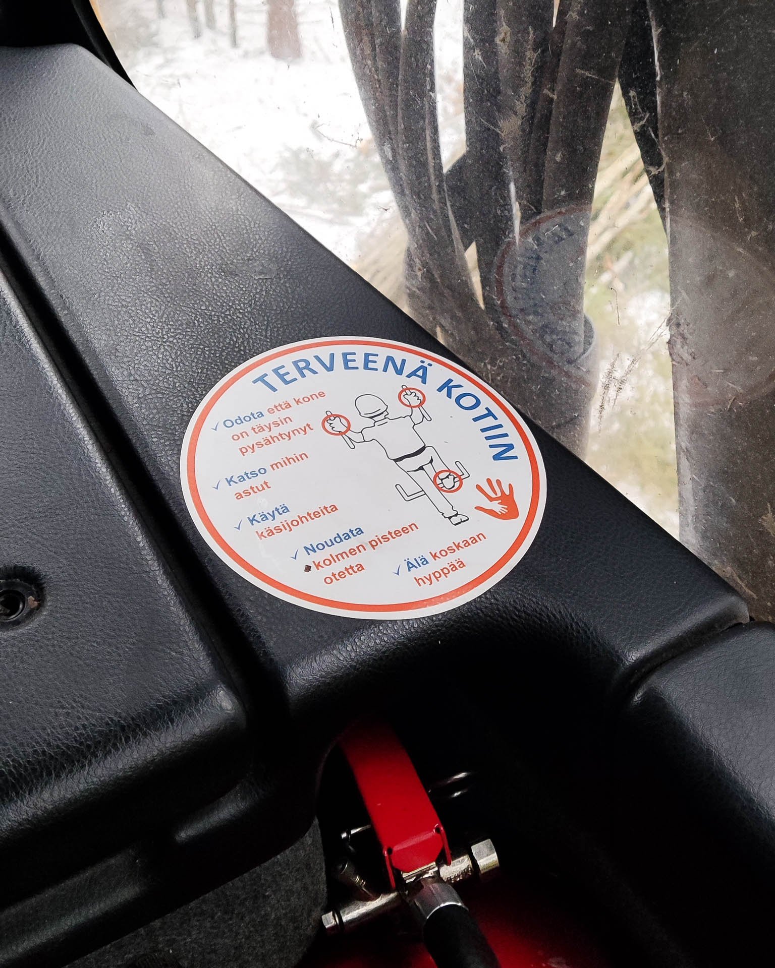 Tarra, jossa ohjeet turvalliseen nousemiseen ja poistumiseen metsäkoneesta.