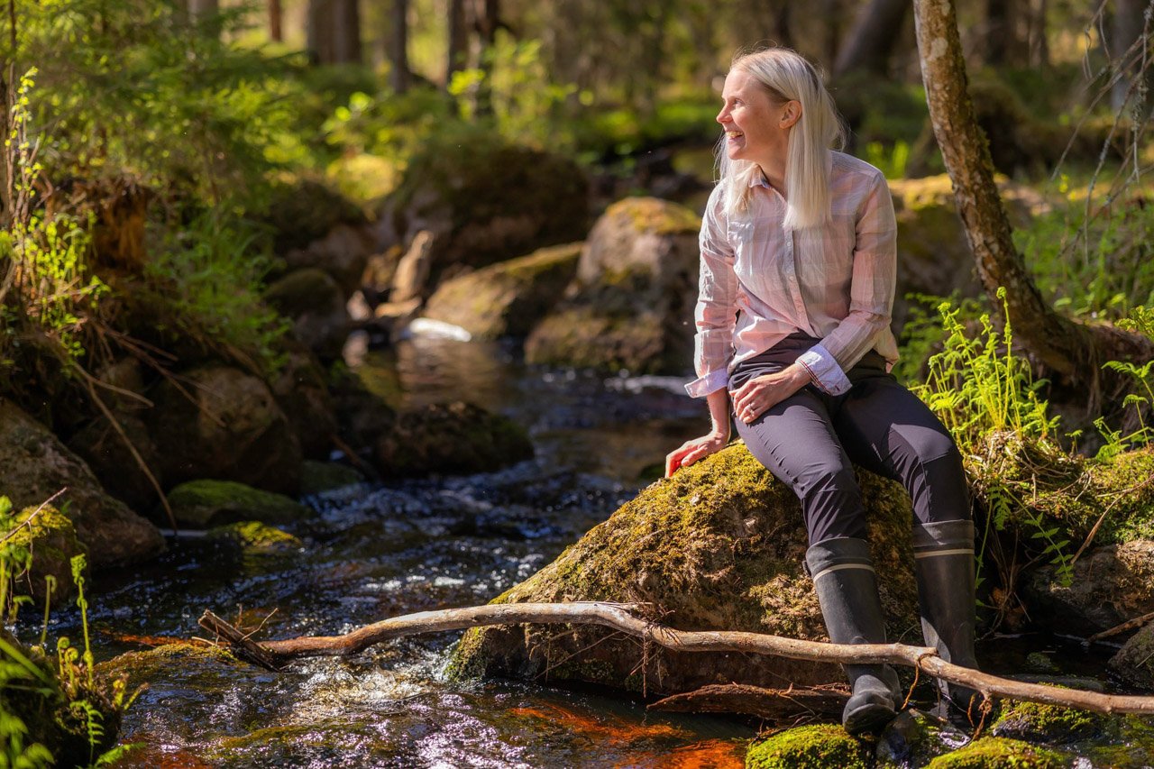 metsänomistaja-puron-äärellä