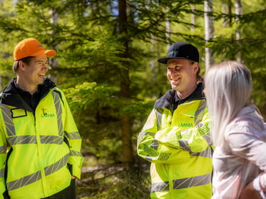 metsäasiantuntijat ja metsänomistaja keskustelevat metsäasiantuntijat ja metsänomistaja keskustelevat