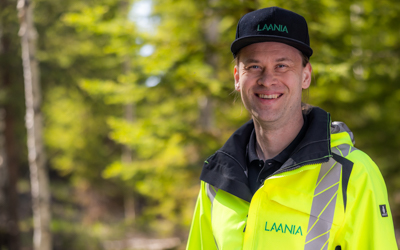 Metsäasiantuntija hymyilee leveästi.