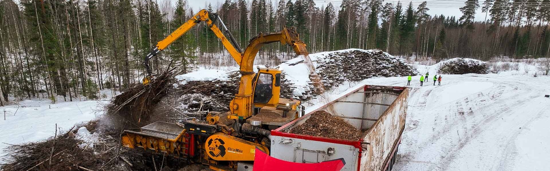 Energiapuuta haketetaan kuorma-autoon.
