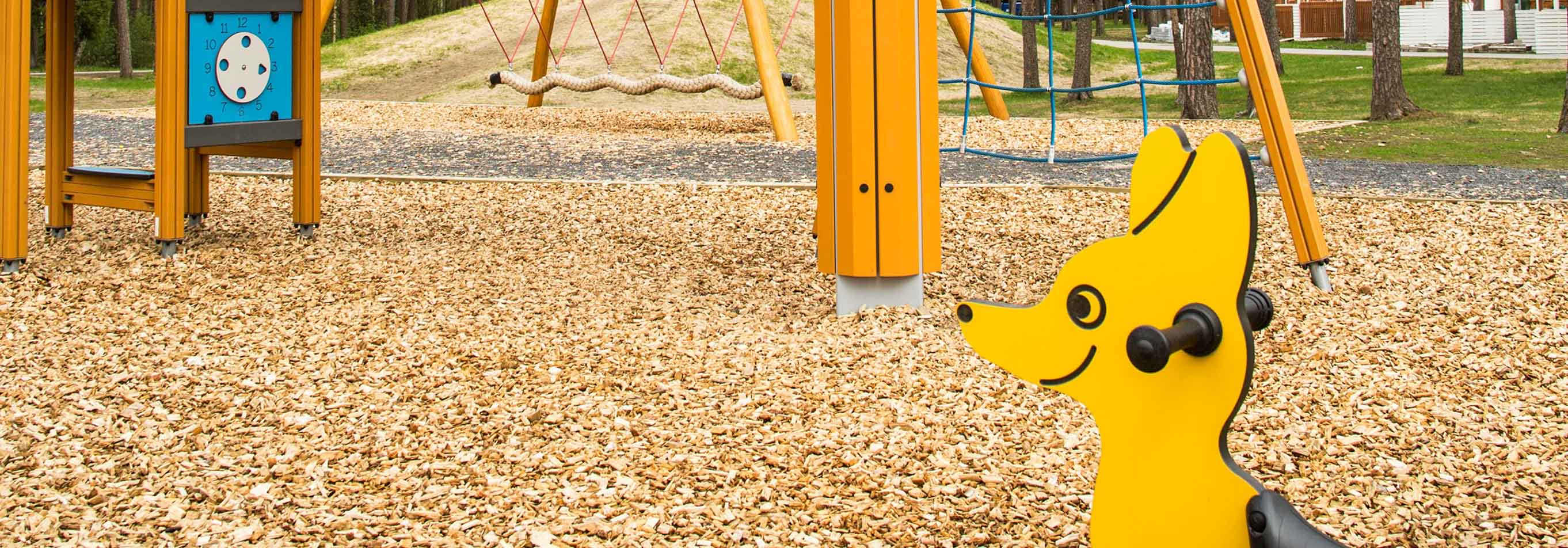 Leikkipaikkahaketta leikkipuiston turva-alustana.